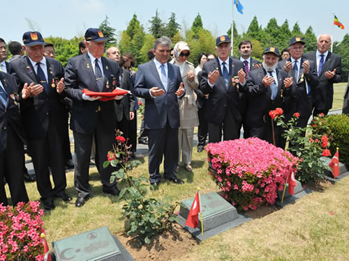 Cumhurbaşkanı Gül, Kore'de Türk Şehitliğini Ziyaret Etti